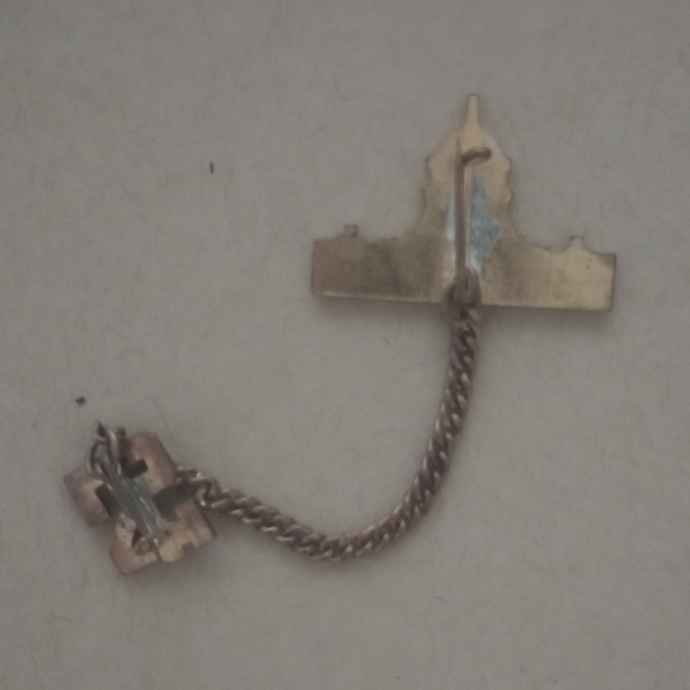 Washington D.C. Capitol Building Pin with Chain - Picture 3 of 5